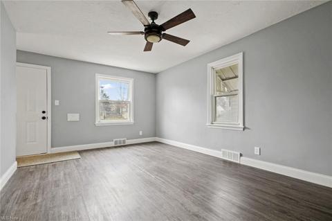 159 E Omar St, Struthers, OH 44471 photo 2