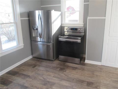 18 Creed St, Struthers, OH 44471 photo 2