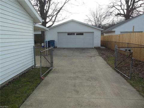 2156 E 40th St, Lorain, OH 44055 photo 2