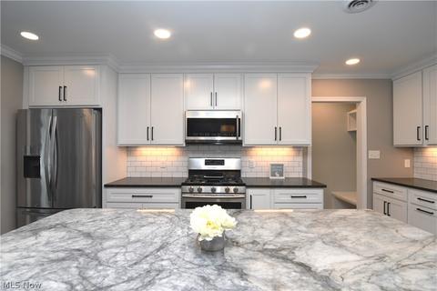215 N Wheaton Rd, Akron, OH 44313 photo 9