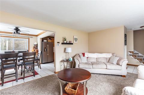 8064 Pinehurst Dr, Parma, OH 44129 photo 4