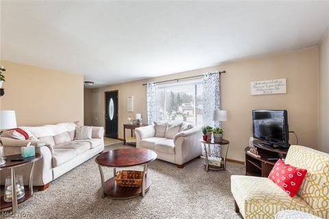 8064 Pinehurst Dr, Parma, OH 44129 photo 3