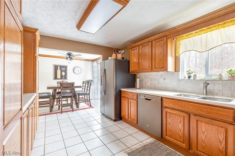 8064 Pinehurst Dr, Parma, OH 44129 photo 9