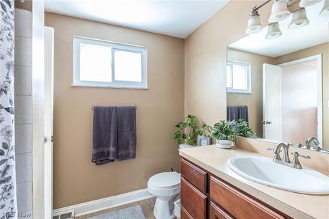 8064 Pinehurst Dr, Parma, OH 44129 photo 17