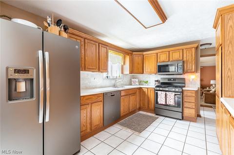 8064 Pinehurst Dr, Parma, OH 44129 photo 8