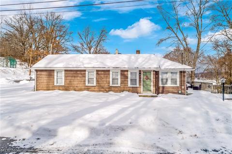 281 E Willowview Dr, Coventry, OH 44319 photo 1