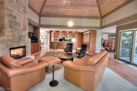 933 Top Of The Hill Rd, Akron, OH 44333 | 35 Photos - Movoto