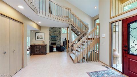 7369 Rollingbrook Trl, Solon, OH 44139 photo 2
