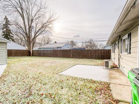 418 Walnut Dr, Berea, OH 44017 photo 3