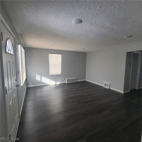 407 11th St, Elyria, OH 44035 photo 3