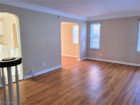 384 E 260th St, Euclid, OH 44132 photo 2