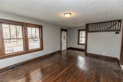 855 Avon St, Akron, OH 44310 photo 4