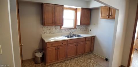 2439 Keystone Rd, Parma, OH 44134 photo 4