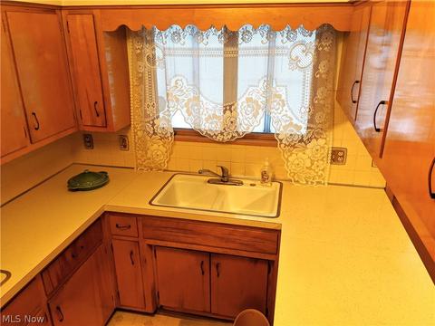 349 Wayne Ave, Akron, OH 44301 photo 10