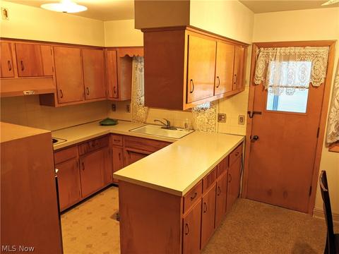 349 Wayne Ave, Akron, OH 44301 photo 3