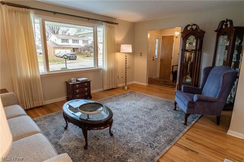 7277 Barton Cir, Parma, OH 44129 photo 5