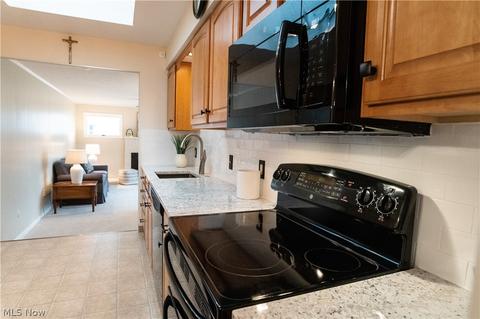 7277 Barton Cir, Parma, OH 44129 photo 8