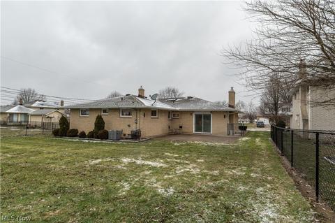 7277 Barton Cir, Parma, OH 44129 photo 3
