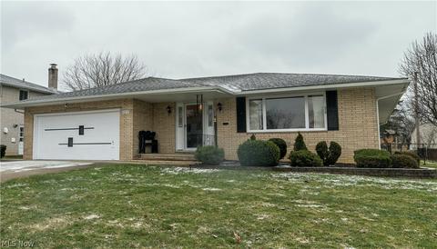 7277 Barton Cir, Parma, OH 44129 photo 1
