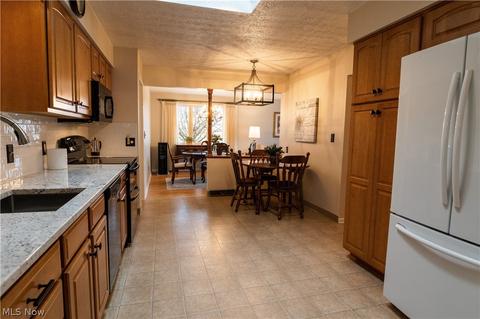 7277 Barton Cir, Parma, OH 44129 photo 9