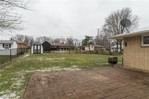 7277 Barton Cir, Parma, OH 44129 photo 2