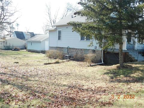 878 Independence Ave, Akron, OH 44310 photo 3