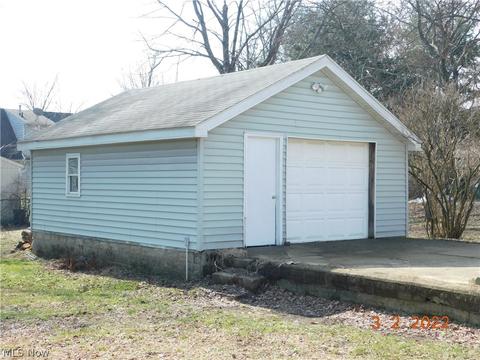 878 Independence Ave, Akron, OH 44310 photo 5