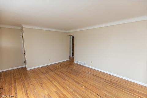 11275 Ronald Dr, Parma, OH 44130 photo 4