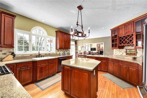 8115 Thackeray Ct, Broadview Heights, OH 44147 photo 2