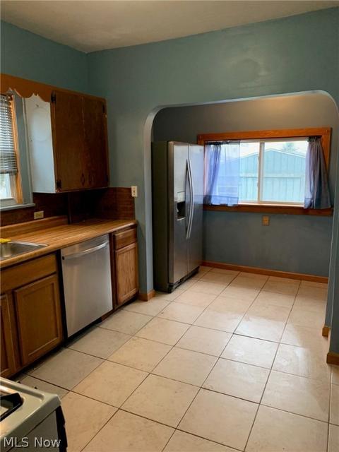 492 E Wilbeth Rd, Akron, OH 44301 photo 2