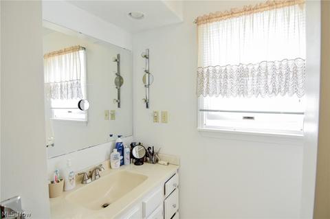 230 E 276th St, Euclid, OH 44132 photo 12