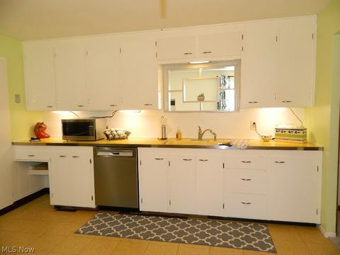 2149 Rockefeller Rd, Wickliffe, OH 44092 photo 8