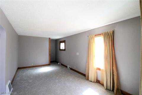 1071 Murray Ave, Akron, OH 44310 photo 2