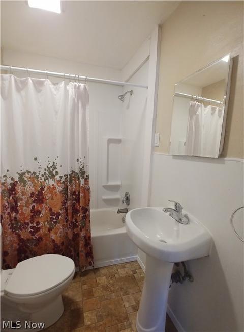 209 Clinton Ave, Elyria, OH 44035 photo 4