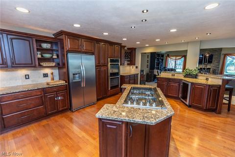 890 Joyce Rd, Mayfield, OH 44143 photo 3