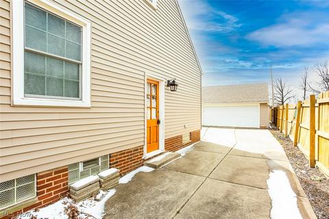832 E 218th St, Euclid, OH 44119 photo 4