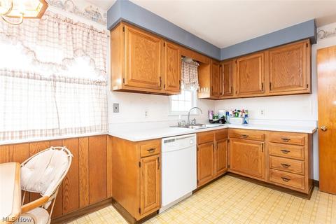 832 E 218th St, Euclid, OH 44119 photo 11