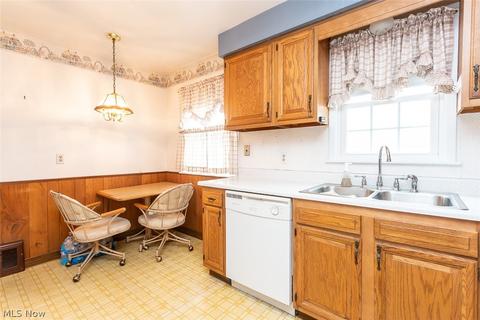 832 E 218th St, Euclid, OH 44119 photo 8