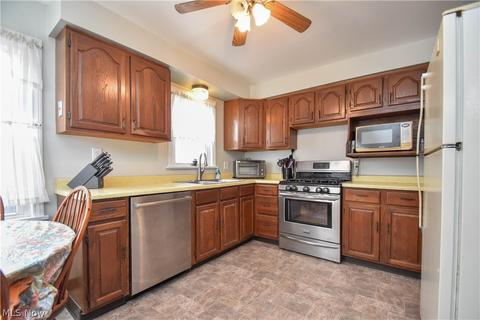 630 Como St, Struthers, OH 44471 photo 8