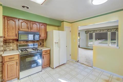 9060 Tracy Trl, Parma, OH 44130 photo 10