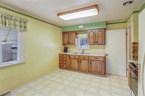 9060 Tracy Trl, Parma, OH 44130 photo 8