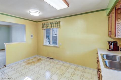 9060 Tracy Trl, Parma, OH 44130 photo 11