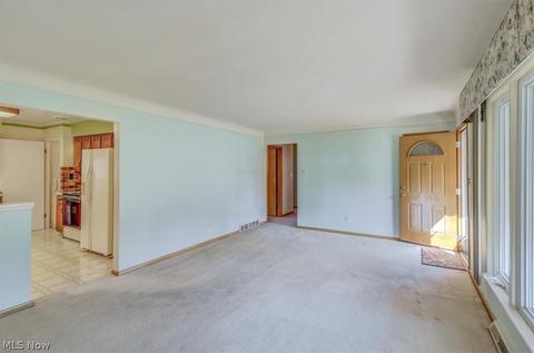 9060 Tracy Trl, Parma, OH 44130 photo 6