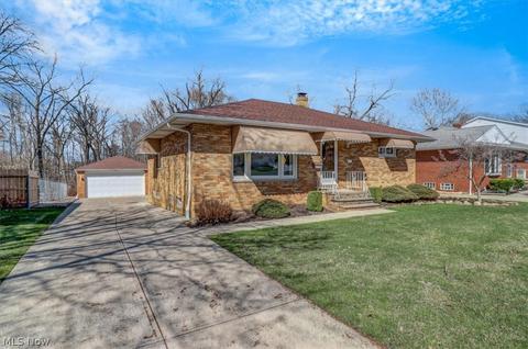 9060 Tracy Trl, Parma, OH 44130 photo 2