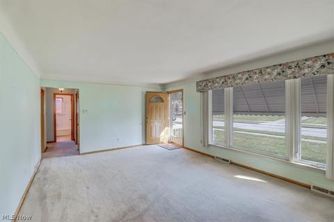9060 Tracy Trl, Parma, OH 44130 photo 7
