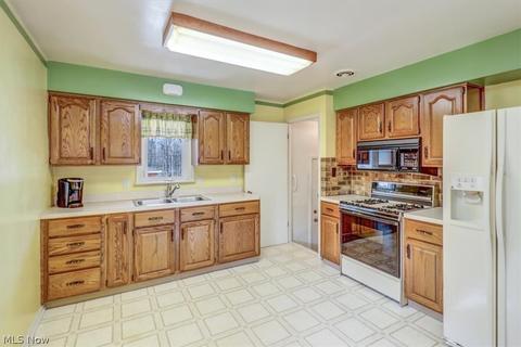 9060 Tracy Trl, Parma, OH 44130 photo 9