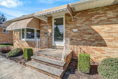 9060 Tracy Trl, Parma, OH 44130 photo 4
