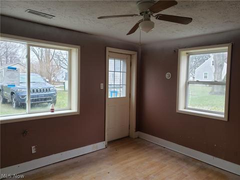 476 2nd St, Geneva, OH 44041 photo 4