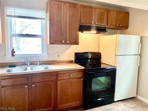 325 15th St, Elyria, OH 44035 photo 3