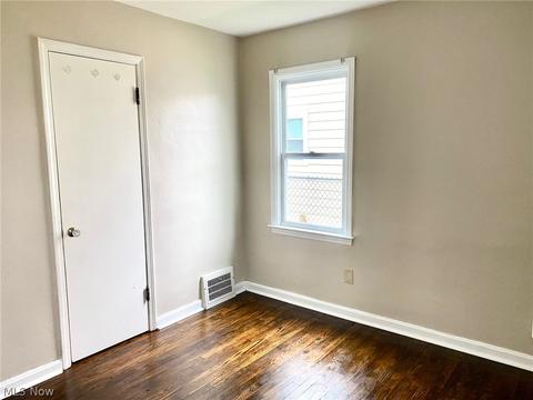 325 15th St, Elyria, OH 44035 photo 4